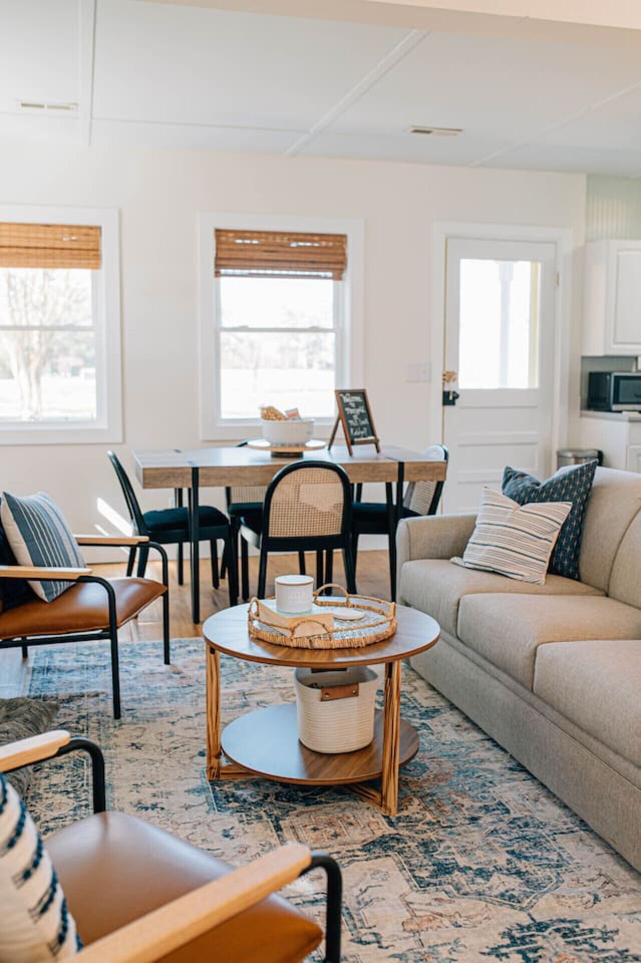 Télévision, cheminée, livres, chaîne hi-fi