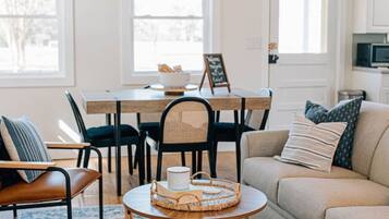 Télévision, cheminée, livres, chaßne hi-fi