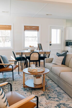 Televisión, chimenea, libros, estéreo