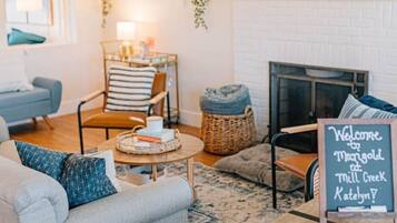 Télévision, cheminée, livres, chaßne hi-fi