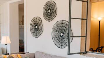 TV, caminetto, libri, impianto stereo