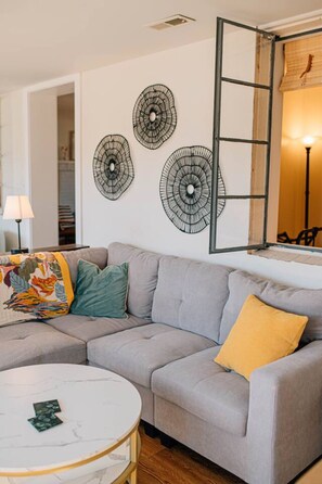 Télévision, cheminée, livres, chaîne hi-fi