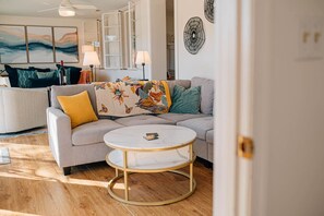 TV, fireplace, books - The Marigold at Mill Creek (Topping)