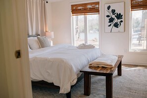 2 chambres, bureau, fer et planche à repasser, lit parapluie