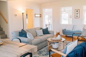 TV, fireplace, books - The Marigold at Mill Creek (Topping)