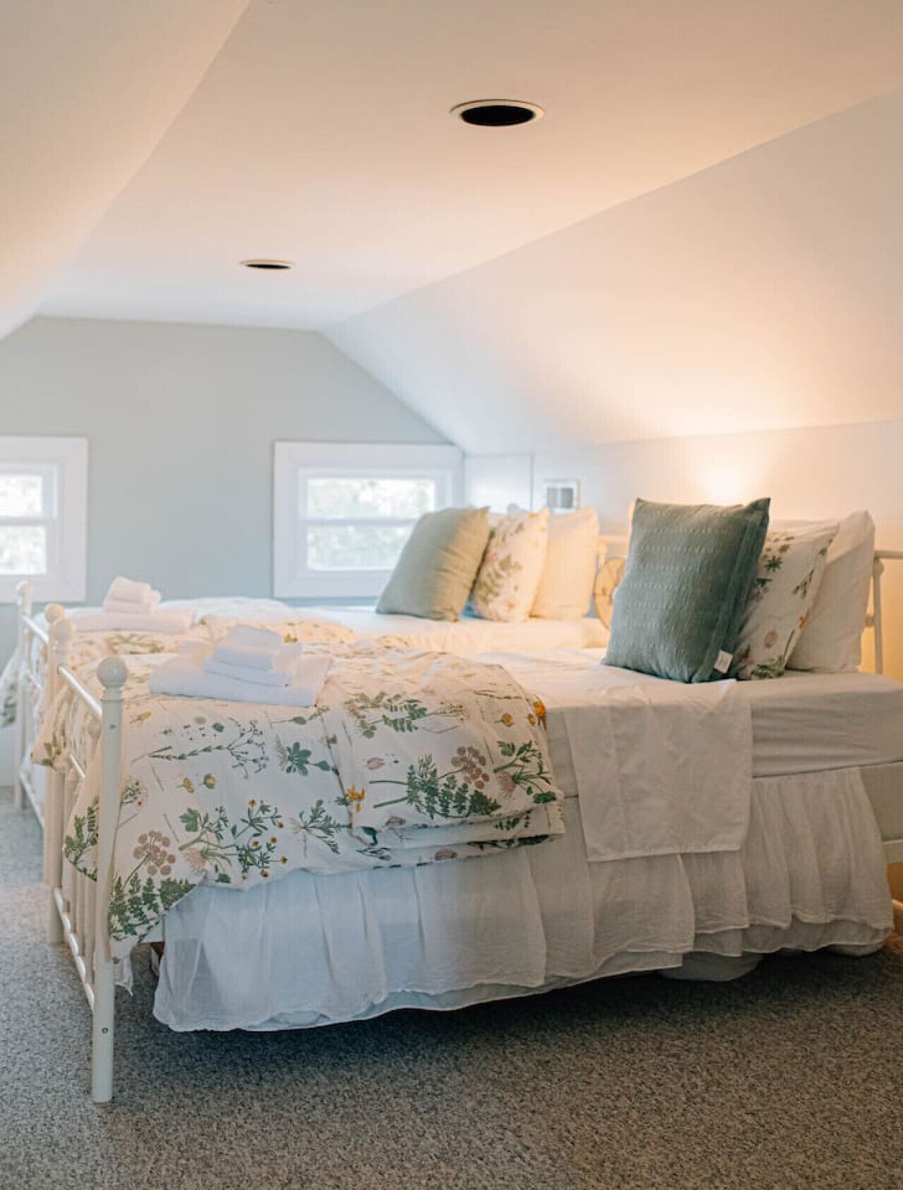 2 chambres, bureau, fer et planche à repasser, lit parapluie