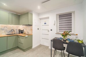 Fridge, microwave, stovetop, dishwasher - Podgórze Apartment - 54m2, Air Con - by Rentujemy (Kraków)