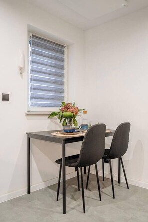 Dining - Podgórze Apartment - 54m2, Air Con - by Rentujemy (Kraków)