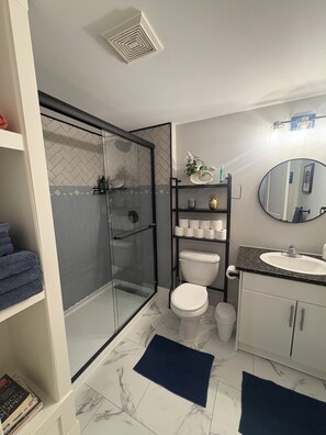 Towels, soap, toilet paper - Cozy boho condo close to downtown! (Calgary)