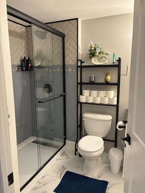 Towels, soap, toilet paper - Cozy boho condo close to downtown! (Calgary)