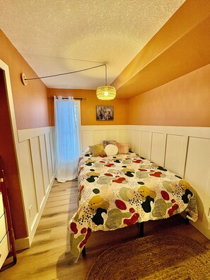 Room - Cozy boho condo close to downtown! (Calgary)