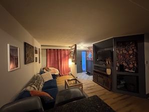 Una televisión, una chimenea