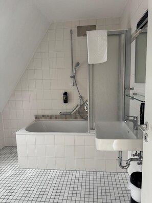 Sèche-cheveux, serviettes fournies, savon, shampoing