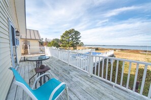 Terrace/patio - Waterfront home with pool (White Stone)