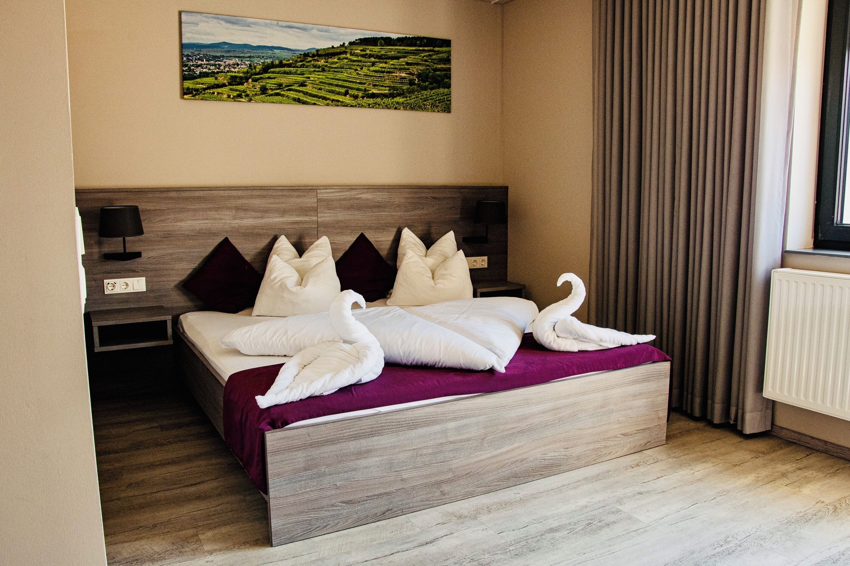 Quarto casal luxo, sacada, vista para o jardim | Cortinas blackout, ferros/tábuas de passar roupa, Wi-Fi de cortesia