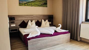 Kahden hengen deluxe-huone, parveke, nÀköala puutarhaan | Pimennysverhot, silitysrauta/-lauta, ilmainen Wi-Fi