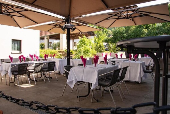 Outdoor dining - Gasthaus Hotel Zur Schonenburg (Schönberg am Kamp)