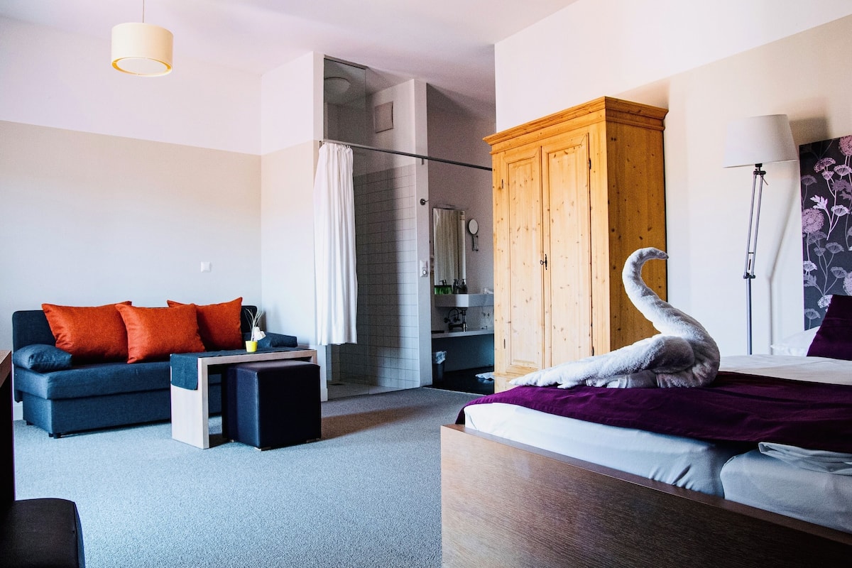 Quarto casal conforto | Cortinas blackout, ferros/tábuas de passar roupa, Wi-Fi de cortesia