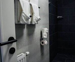 Habitación Deluxe doble, balcón, vistas al jardín | Cortinas opacas, tabla de planchar con plancha, wifi gratis