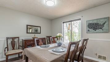 House | 3 bedrooms, desk