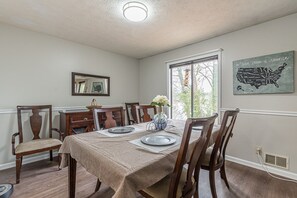 House | 3 bedrooms, desk - Lakeside Leisure - A Hidden Gem in Metro Atlanta (Conyers)