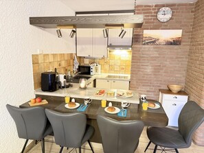 Réfrigérateur, four à micro-ondes, cafetière-théière, grille-pain