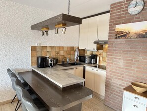 Kylskåp, mikrovågsugn, kaffe- och tebryggare och brödrost