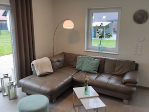 Videopelejä, DVD-soitin, kirjoja, stereot