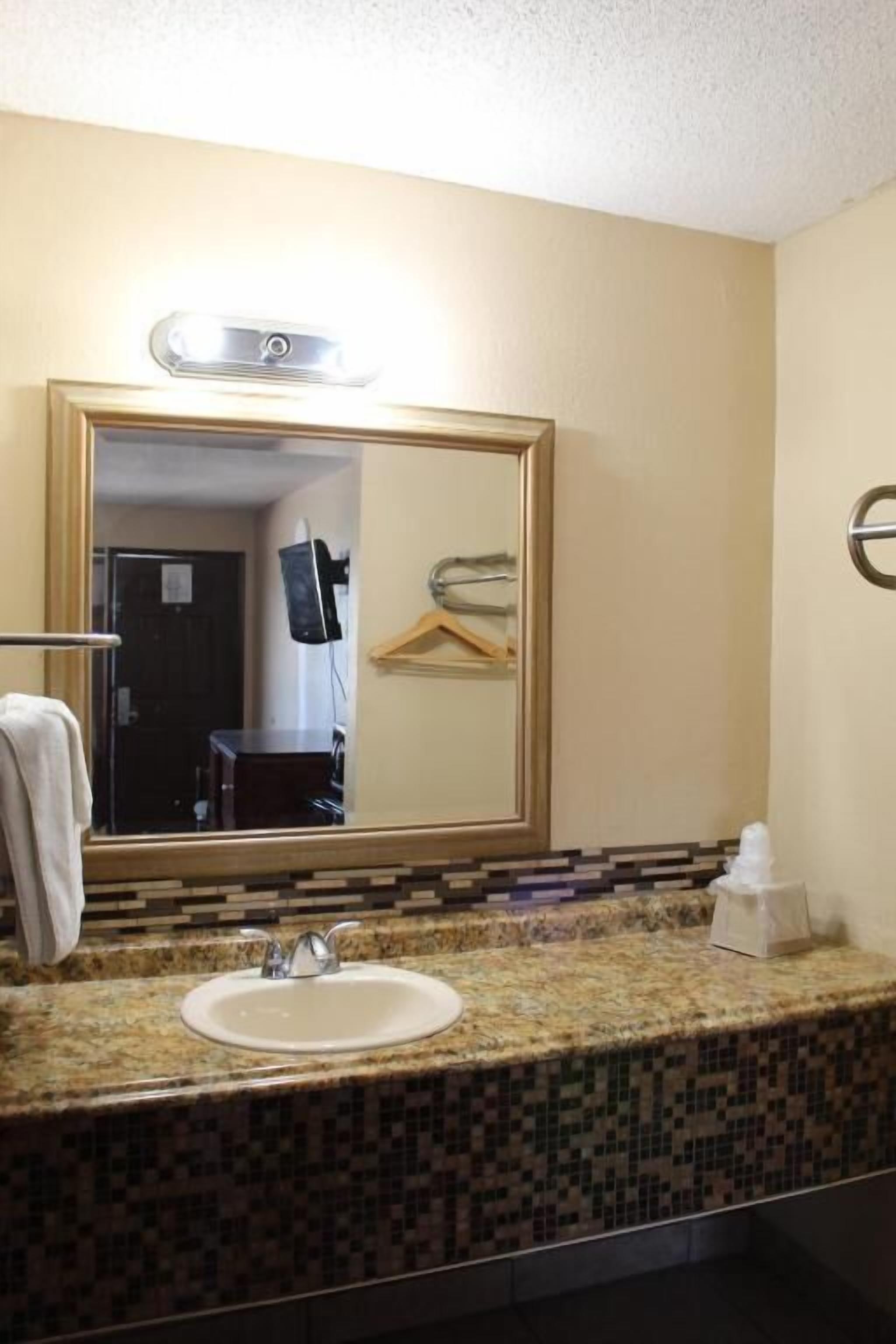 Banheira, toalhas de banho, sabonete, papel higiênico