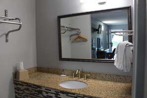 Bathtub, towels, soap, toilet paper - Oak Ridge Inn (Kissimmee)