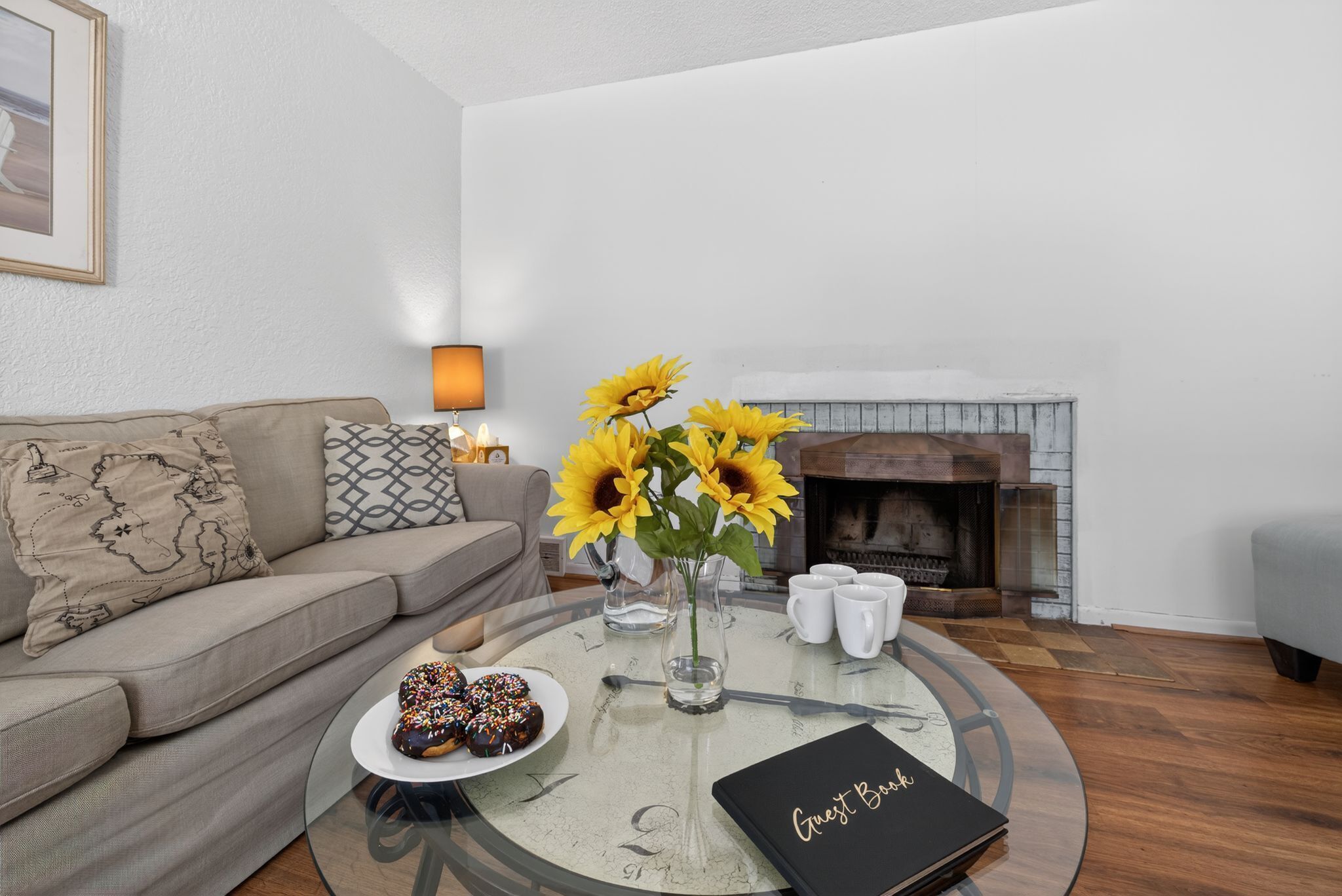 Fernseher, Kamin, Bücher