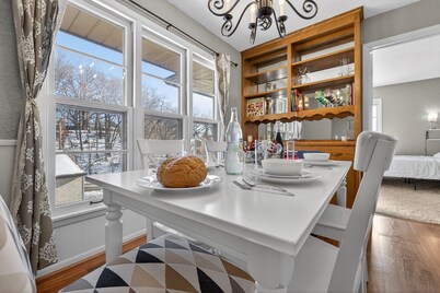 St Paul Retreat:  Fireplace & Pet-Friendly