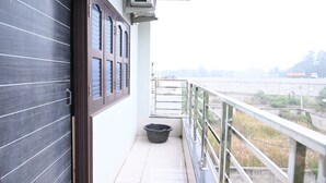 Een balkon met uitzicht op een brug en rivier.