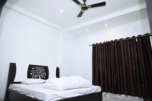 Tabla de planchar con plancha, wifi y ropa de cama 