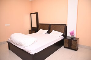 Een strijkplank/strijkijzer, wifi, beddengoed