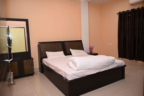 Tabla de planchar con plancha, wifi y ropa de cama 