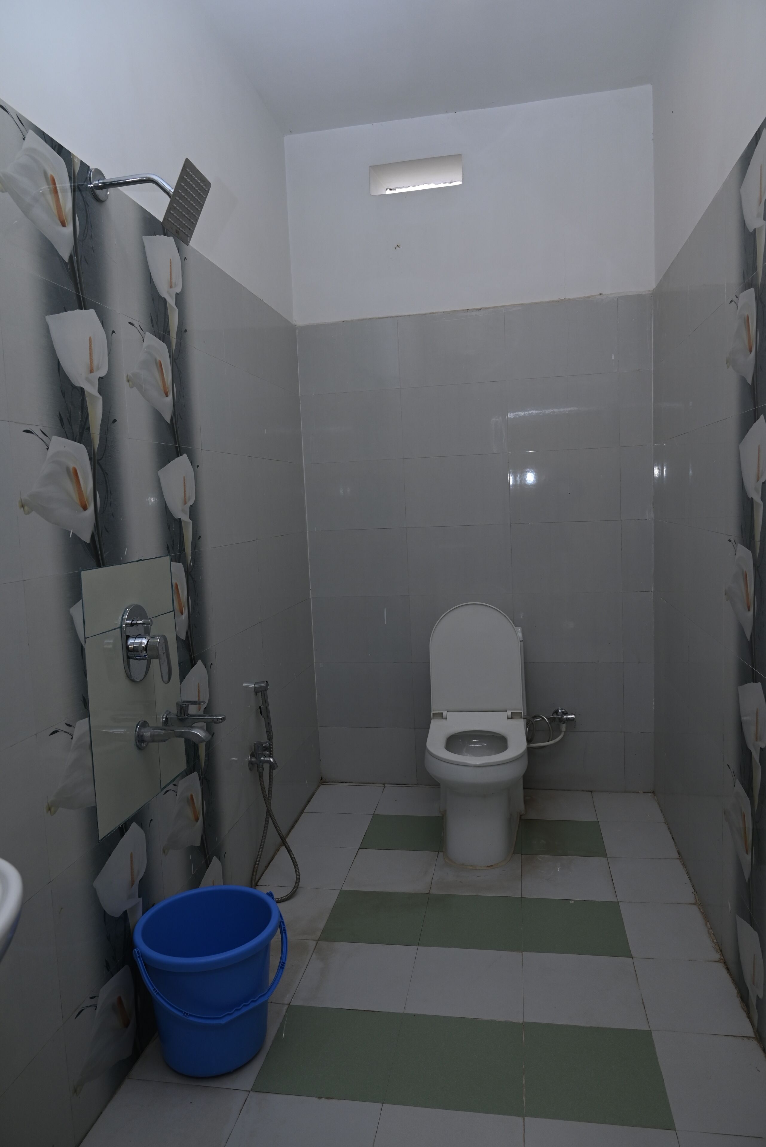 Ducha, secador de pelo, toallas, papel higiénico