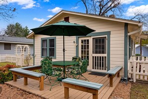 Outdoor dining - Primrose Cottage - Fire Pit & Close to Downtown (Fredericksburg)