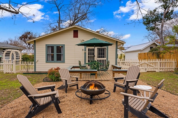 Terrace/patio - Primrose Cottage - Fire Pit & Close to Downtown (Fredericksburg)