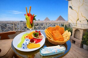 Free daily continental breakfast - Zoom pyramids view inn (Giza)