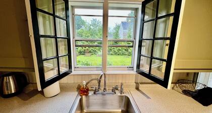 Spacious and bright 3-bedroom in a charming historical building in town Belfast