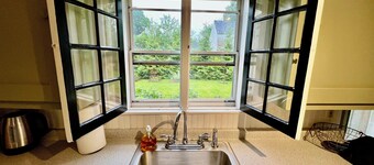 Spacious and bright 3-bedroom in a charming historical building in town Belfast