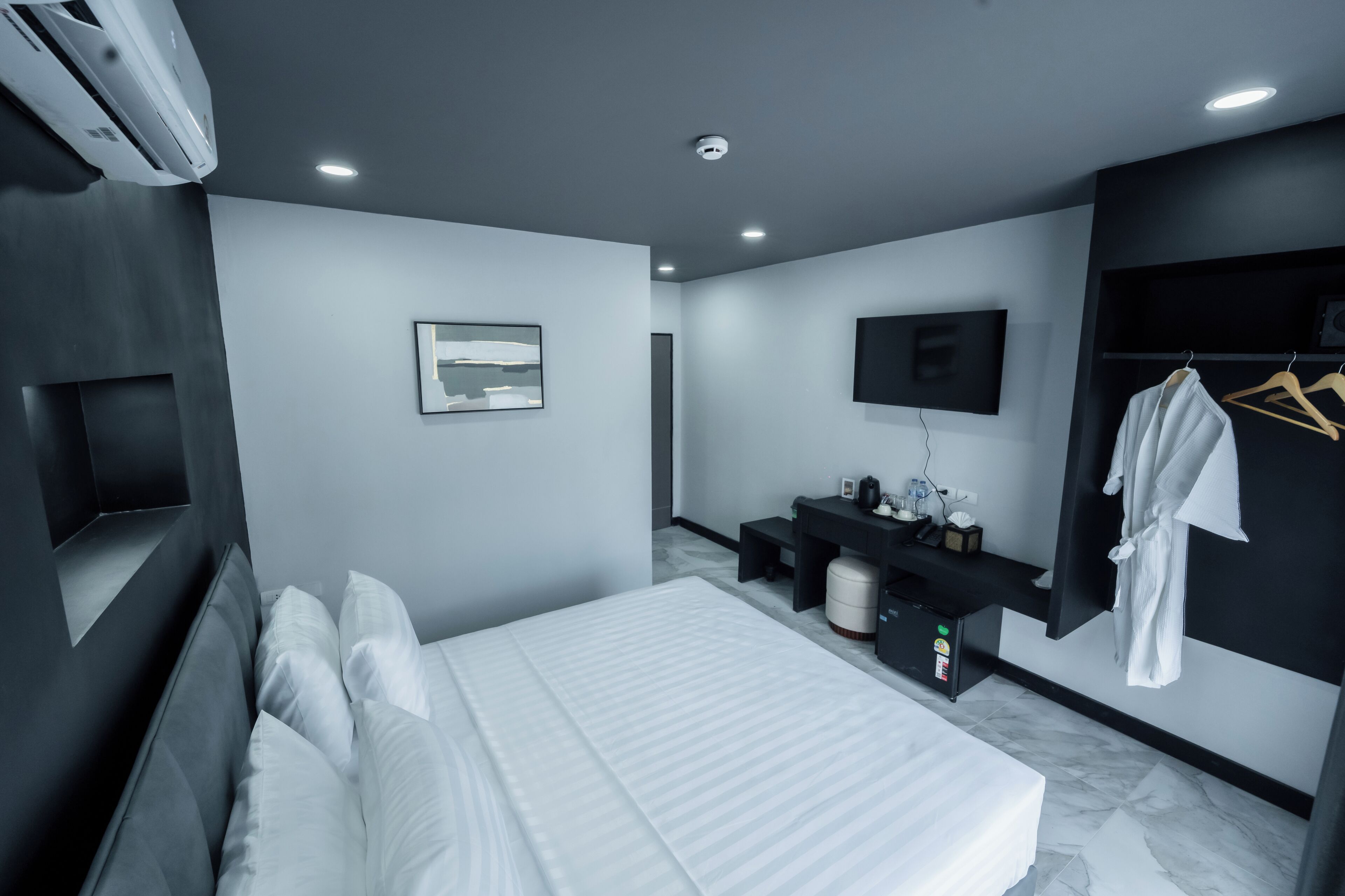 Deluxe Double Room, Balcony | Desk, laptop workspace, free WiFi