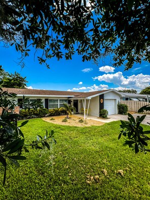 Exterior - 10 Min to Beach, Private Pool, Spacious Family-Friendly Retreat! (Clearwater)