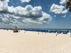 Sun-loungers, beach towels - 10 Min to Beach, Private Pool, Spacious Family-Friendly Retreat! (Clearwater)