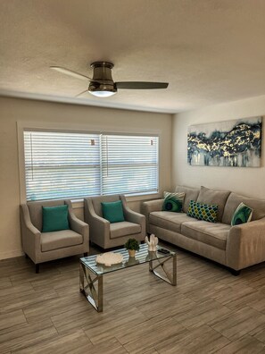 Living area - 10 Min to Beach, Private Pool, Spacious Family-Friendly Retreat! (Clearwater)