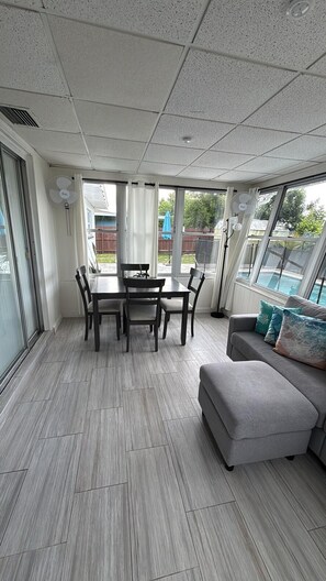 Dining - 10 Min to Beach, Private Pool, Spacious Family-Friendly Retreat! (Clearwater)
