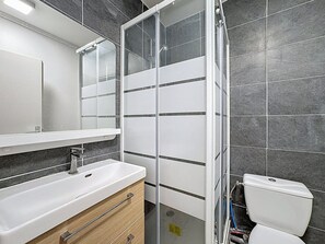 Shower, towels - Les Jardins de Lodève, comfortable studio (Montpellier)