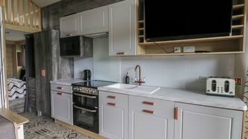 Lave-vaisselle, batterie de cuisine, vaisselle et ustensiles