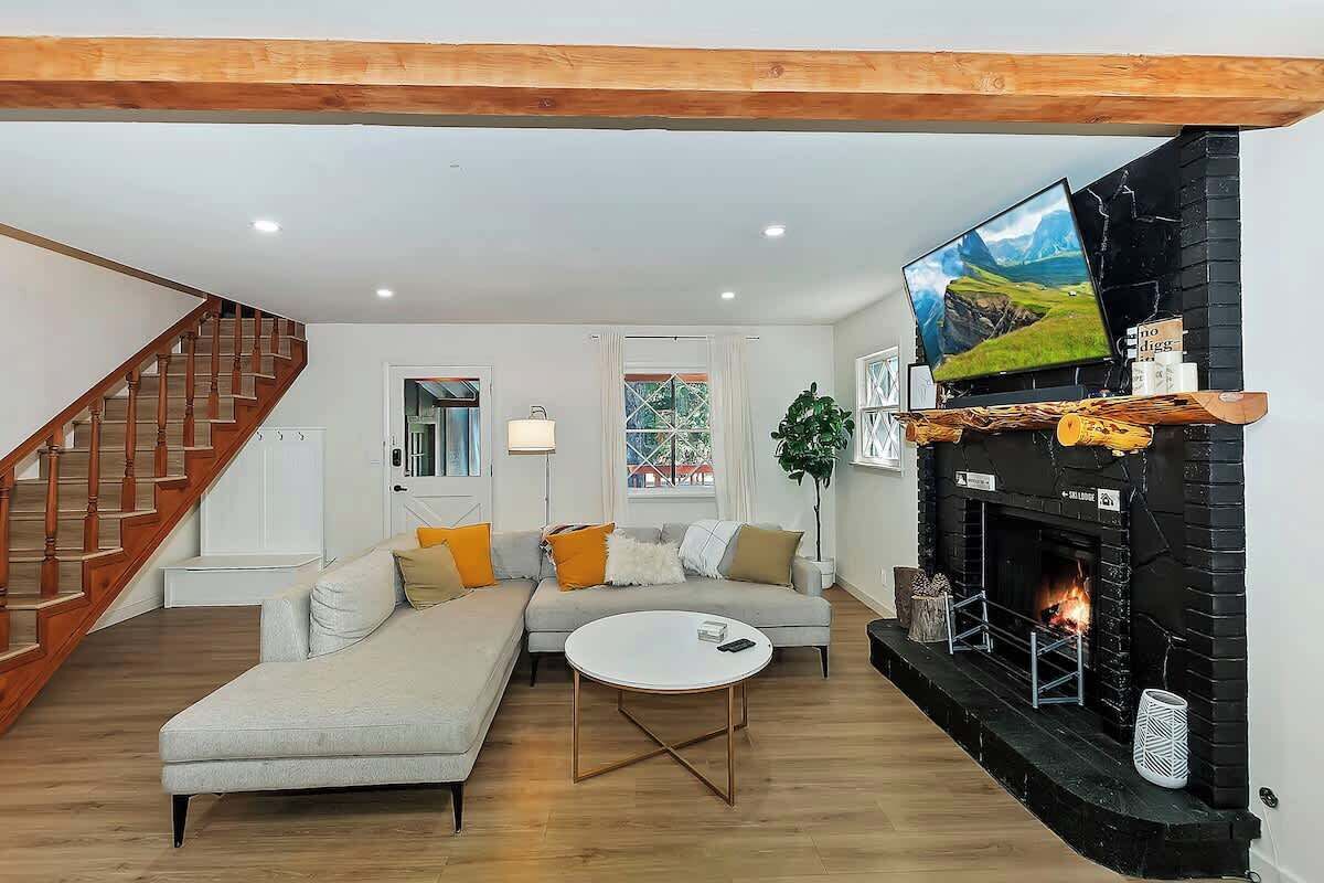 Fernseher, Kamin, Tischfußball